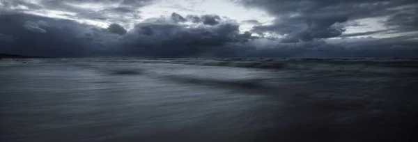 Dark Storm Sky Baltic Sea Waves Water Splashes Dramatic Cloudscape — Stock Photo, Image