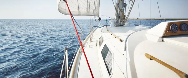Білий Шлюп Накрив Яхту Пливла Відкритому Морі Ясний День Вид — стокове фото