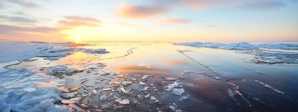 日没時の凍結したサイマ湖の雪に覆われた海岸のパノラマビュー 氷の断片を閉じると 背景の森 カラフルな雲の風景 水の対称性の反射 フィンランド — ストック写真