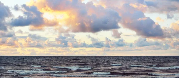 Чисте Небо Блискучими Рожевими Купчастими Хмарами Над Балтійським Морським Узбережжям — стокове фото