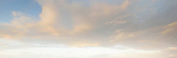 Cielo Azul Claro Resplandeciente Cirro Rosado Dorado Nubes Cúmulos Después —  Fotos de Stock
