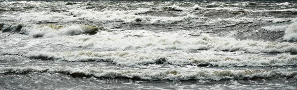 雷雨过后 波罗的海笼罩在乌云密布之下 拉脱维亚 史诗般的海景气旋 恶劣天气 气象学 生态学 气候变化 自然现象 — 图库照片