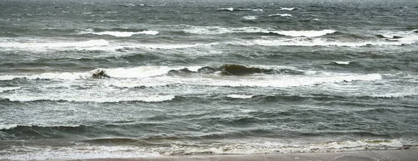 雷雨过后 波罗的海笼罩在乌云密布之下 拉脱维亚 史诗般的海景气旋 恶劣天气 气象学 生态学 气候变化 自然现象 — 图库照片