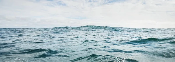 Widok Burzliwe Morze Północne Żaglówki Chmurne Niebieskie Niebo Odbija Się — Zdjęcie stockowe