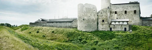 爱沙尼亚 绿山上的Rakvere城堡的城墙和塔楼全景 鲜花盛开 史诗般的云雾 旅游目的地 传统建筑 — 图库照片