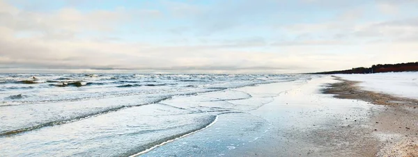 日没の凍結バルト海の海岸 水面の質感 絵のように美しい冬の風景 生態系 気候変動 地球温暖化 パノラマ コピースペース — ストック写真