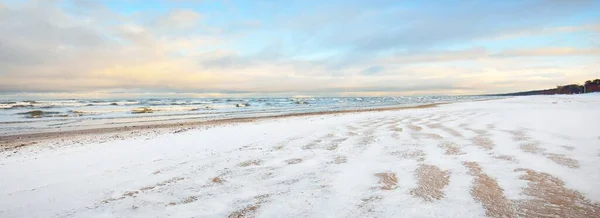 日没の凍結バルト海の海岸 雪のテクスチャを閉じるまで 劇的な空だ 絵のように美しい冬の風景 生態系 気候変動 地球温暖化 パノラマ コピースペース — ストック写真