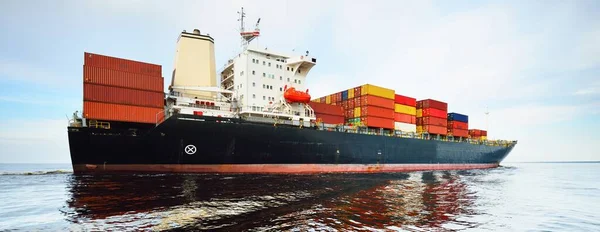 外洋を航行する大型貨物コンテナ船 アメリカだ セーリングボートからのパノラマビュー 貨物輸送 — ストック写真