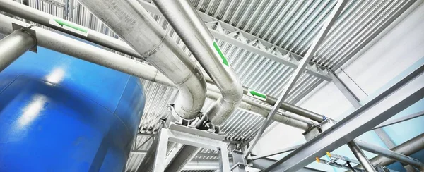工业城市水处理锅炉房的大型蓝色水箱 广角镜 Technology Chemistry Heating Work Safety Equipment Supply Infrastructure — 图库照片
