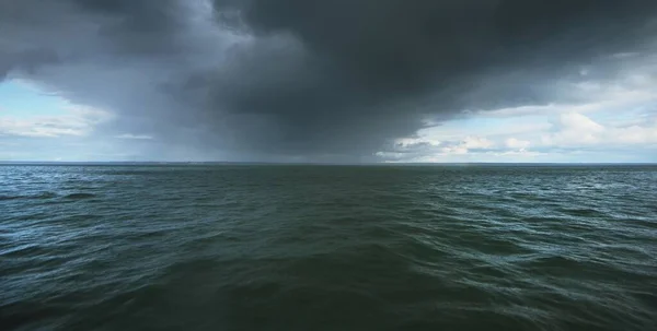 Céu Azul Tempestuoso Acima Mar Báltico Nuvens Brilhantes Dramáticas Península — Fotografia de Stock