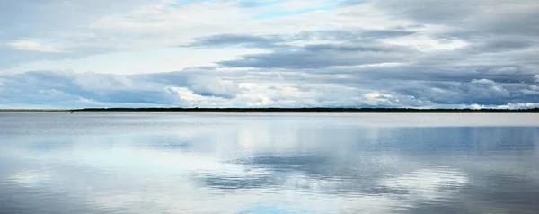 Лісове Озеро Симетрією Відбивається Кристалічній Прозорій Воді Природному Дзеркалі Драматичне — стокове фото
