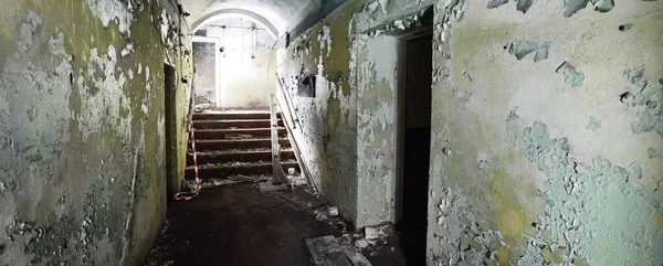 Εγκαταλελειμμένα Μπουντρούμια Σκοτεινό Ατμοσφαιρικό Τοπίο Αστική Εξερεύνηση Urbex Εκσκαφέας Έφηβοι — Φωτογραφία Αρχείου