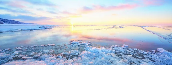 Snötäckt Strand Vid Den Frusna Sjön Vid Solnedgången Förbluffande Rosa — Stockfoto