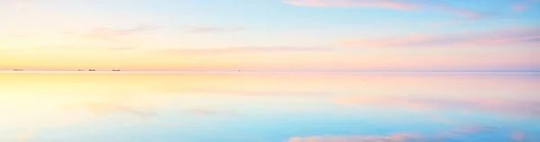 Балтійське Море Драматичне Захід Неба Сяючі Рожеві Золоті Хмари Симетрії — стокове фото