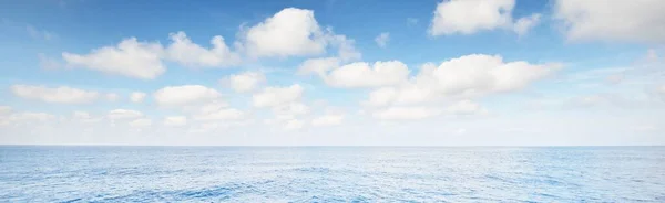 積雲と青空 地中海だ 牧歌的な海の景色 結晶澄んだ水 自然の鏡の対称性の反射 パノラマビュー セーリング クルーズ 環境保全 — ストック写真