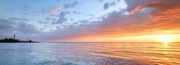 Östersjön Vid Solnedgången Dramatisk Himmel Med Glödande Gyllene Rosa Moln — Stockfoto
