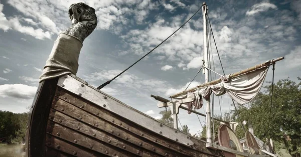 Eski tahta viking snekkja uzun gemi tipi, yakın plan. Denizcilik gemisi, uzun gemi, geleneksel zanaat, vintage, tarihi eser, geçmiş, tarihi canlandırma, İskandinav kültürü