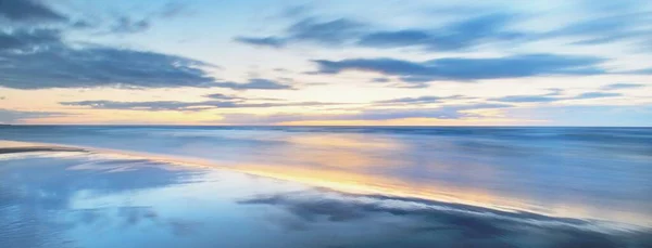 Балтийское Море Закате Драматическое Небо Светящиеся Облака Мягкий Золотистый Солнечный — стоковое фото
