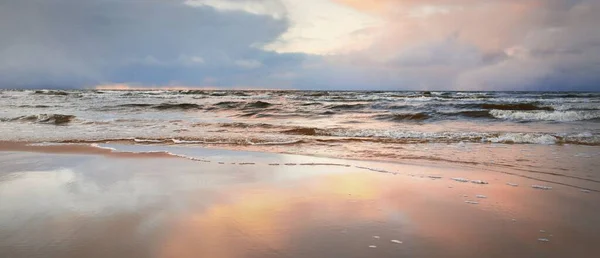 Панорама Балтійського Моря Піщаного Берега Чисте Сонячне Небо Яскраві Рожеві — стокове фото