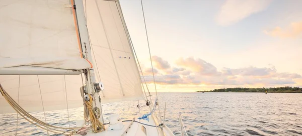 Біла Яхта Пливе Після Дощу Заході Сонця Крупним Планом Вид — стокове фото