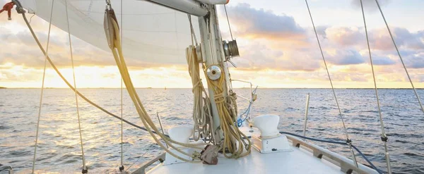 Weiße Jacht Segelt Nach Dem Regen Bei Sonnenuntergang Nahaufnahme Vom — Stockfoto