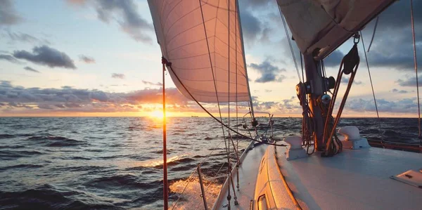 Σκάφος Που Πλέει Ανοιχτή Θάλασσα Ηλιοβασίλεμα Γκρο Πλαν Άποψη Του — Φωτογραφία Αρχείου