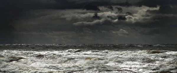 Östersjön Mörka Dramatiska Molnen Efter Åskväder Episk Sjömansbild Cyklon Kuling — Stockfoto