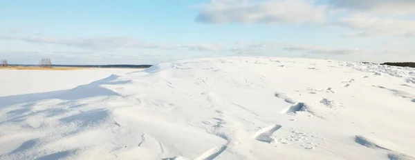 파노라마는 눈덮인 자동차 내리는 풍경을 촬영했다 크리스마스 출퇴근 외딴곳 — 스톡 사진
