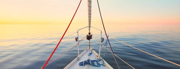 White Yacht Sailing Still Water Sunset View Deck Bow Mast — Stock Photo, Image