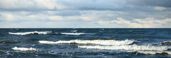 波罗的海上空的风暴云 冬季的气旋 夕阳西下 浪花飞溅 黑暗的海景 气候变化 全球变暖概念 — 图库照片