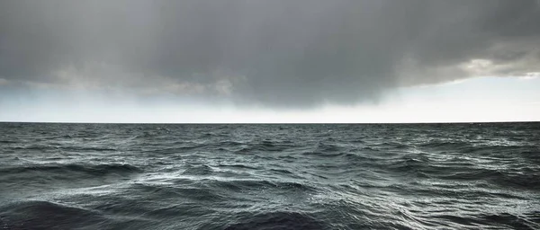 Nuvens Brilhantes Acima Mar Báltico Aberto Antes Tempestade Suécia Céu — Fotografia de Stock