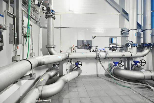 Große Blaue Tanks Heizungsraum Der Industriellen Stadtwasseraufbereitung Weitwinkelperspektive Technik Chemie — Stockfoto