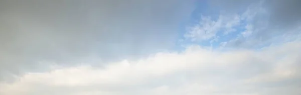 Cielo Limpido Blu Con Nuvole Brillanti Dopo Tempesta Tramonto Luce — Foto Stock