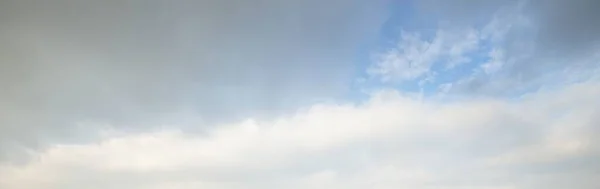 Cielo Azul Claro Con Nubes Brillantes Después Tormenta Atardecer Luz — Foto de Stock