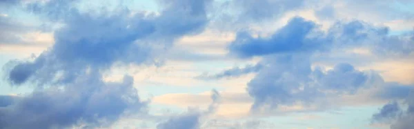 Decoratieve Wolken Dramatische Lucht Epische Storm Wolkenlandschap Zacht Zonlicht Panoramisch — Stockfoto