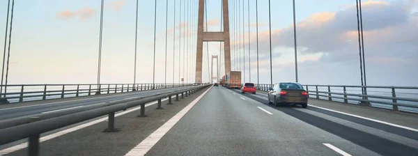 日没の高速道路や道路橋 ヨーロッパのルートE20 劇的な空だ 車からの眺め コンセプト都市景観 旅行先 道路旅行 エンジニアリング ヨーロッパ — ストック写真