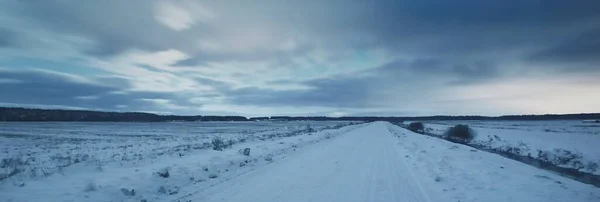 Snötäckt Landsväg Genom Fält Och Skog Natten Fantastisk Solnedgång Himmel — Stockfoto