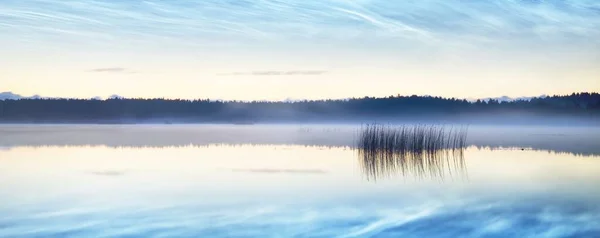 Ciel Étoilé Avec Nuages Nocturnes Brouillard Dessus Lac Saimaa Lors — Photo