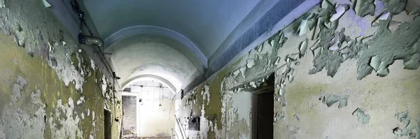 Εγκαταλελειμμένα Μπουντρούμια Σκοτεινό Ατμοσφαιρικό Τοπίο Αστική Εξερεύνηση Urbex Εκσκαφέας Έφηβοι — Φωτογραφία Αρχείου