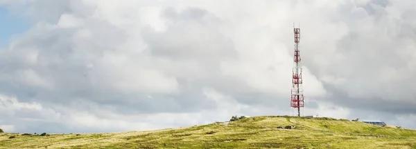 ドーバー海峡のフランス海岸近くの電気通信塔 緑の谷の丘 パノラマビュー 壮大な雲の風景 特殊機器 グローバル通信 インフラ — ストック写真