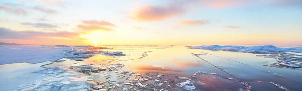 Заснеженный Берег Замёрзшего Озера Закате Потрясающий Розовый Облачный Пейзаж Симметричные — стоковое фото