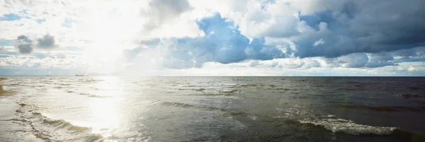 Gün Batımında Fırtınadan Sonra Baltık Kıyıları Üzerinde Parlayan Kümülüs Bulutlarıyla — Stok fotoğraf