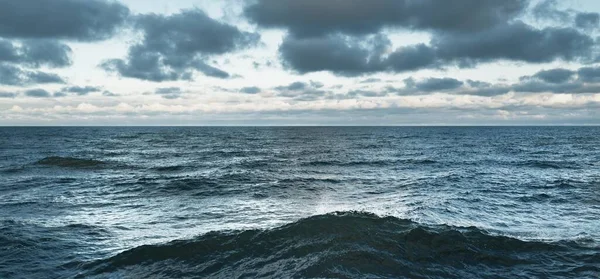 日没のオープンバルト海のパノラマビュー カラフルな輝く積雲と劇的な空 水面の質感をクローズアップ 悪天候 気候変動 海のうねり — ストック写真