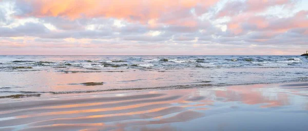 Riva Del Mare Tramonto Cielo Azzurro Chiaro Nuvole Rosa Incandescenti — Foto Stock