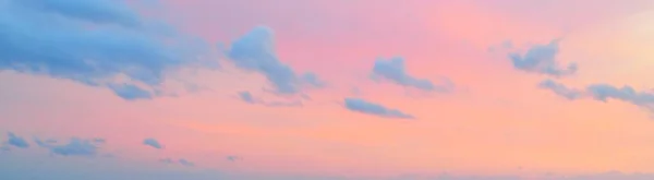 Dramatic Sunset Sky Blue Pink Glowing Clouds Soft Golden Sunlight — Foto Stock