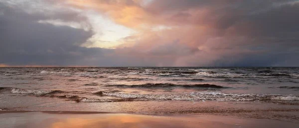 Панорамный Вид Балтийское Море Песчаного Побережья Чистое Небо Заката Яркие — стоковое фото