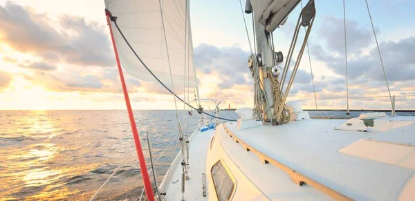 Jacht Vitorlázás Nyílt Tengeren Naplementekor Közelkép Fedélzetről Árbocról Vitorlákról Tiszta — Stock Fotó