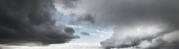 Prydnadsmoln Dramatisk Himmel Molnlandskap Mjukt Solljus Panoramabild Textur Bakgrund Grafiska — Stockfoto