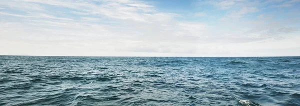 セーリングボートからの嵐の北海の眺め 曇った青空の水に反映されます 劇的な雲景 ノルウェーのロガランド地方 レジャー活動 環境保全の概念 — ストック写真