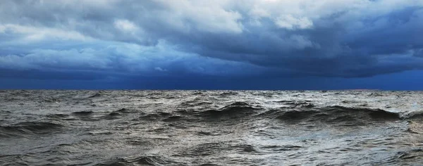 Uitzicht Noordzee Vanaf Een Zeilboot Bij Zonsondergang Dramatische Stormachtige Hemel — Stockfoto